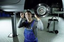 Serwisant z wiedzą i umiejętnościami: Test na rolkach dla elektrycznego hamulca postojowego
