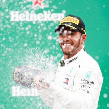 Hamilton zwycięża w Brazylii