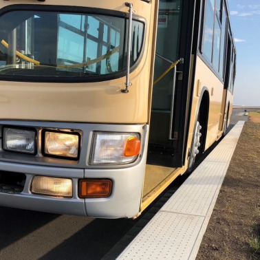 Autobus bliżej krawężnika