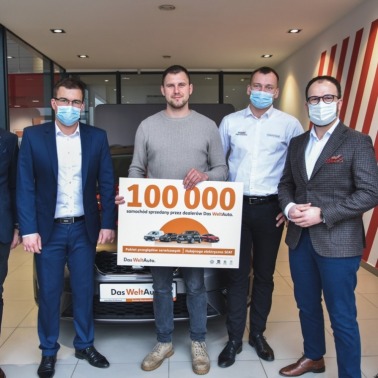 100 tys. sprzedanych aut