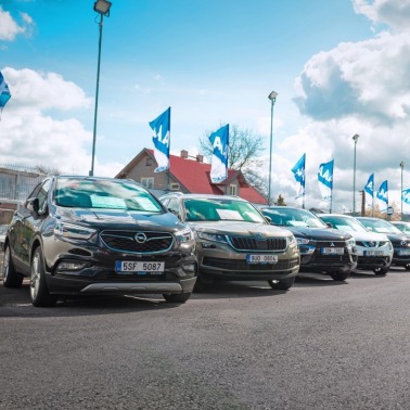 Szary hatchback na benzynę