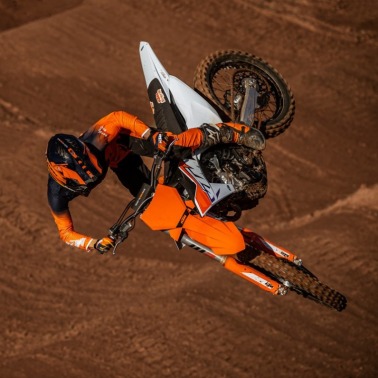 KTM SX na oponach Dunlop