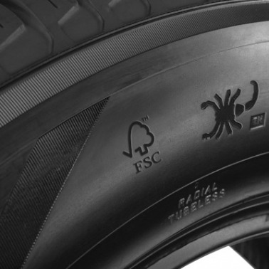JLR z oponami z logo FSC
