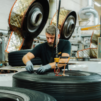 Roboty w produkcji opon