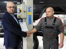 W. Wałoszek wręcza certyfikat Grzegorzowi Zdebskiemu, szefowi Autoserwisu