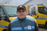 Radosław Miniszewski na tle pomocy drogowej, łącznie posiada cztery takie pojazdy