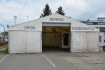 Na osobowe czekają trzy stanowiska pod namiotem