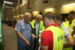 Prezes pokazuje jak wtapiany jest w dętkę zawór