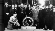 Rok 1939. Pracownicy Fabryki Gum Jezdnych „Stomil” w Dębicy z pierwszą wyprodukowaną oponą