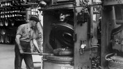 Rok 1939. Prasa wulkanizacyjna kończąca proces produkcji opony