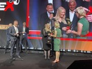 Wyróżnienie od Moniki Groehl, członkini zarządu firmy Latex Opony (z lewej), odbiera Aneta Dolińska, prezes sieci Partner Opony Polska.