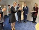 Uroczysty toast za powodzenie przedsięwzięcia
