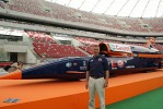 Andy Green przed repliką bolidu, w tle trybuny Stadionu Narodowego