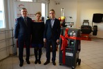 Od prawej: Michał Kubicki, laureat z główną nagrodą - stacją obsługi klimatyzacji Logic S, Jolanta Placha, prezes firmy Świstowski S.A. i Sławomir Górzyński, redaktor naczelny i wydawca Przeglądu Oponiarskiego