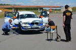 Jedna z konkurencji to wymiana przednich kół na czas, w parach